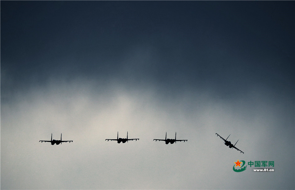 相约长空：巴方空军少将体验飞行中方先进战机