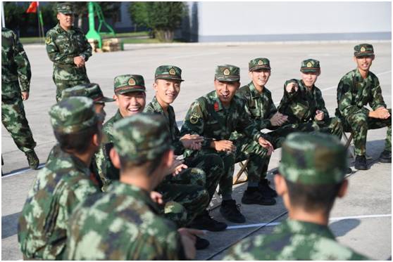 00后军人小哥哥变装,怎么成为帅气的兵哥哥