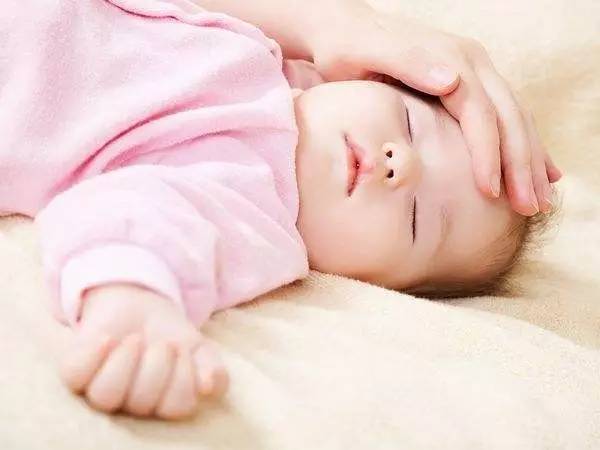 婴儿头摸着热但是温度却是37.1,婴儿脑袋热38度2但是身上体温正常