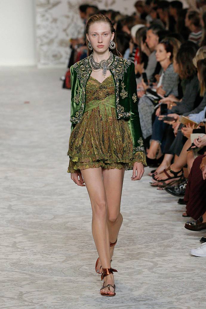 热巴米兰献T台首秀，华丽变身西西里公主｜时装周