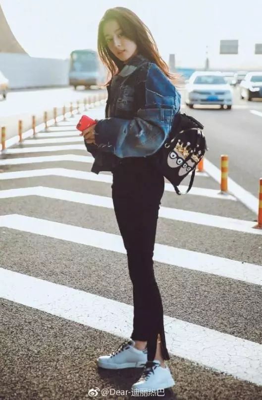 迪丽热巴包包里的东西,迪丽热巴甲壳虫包包