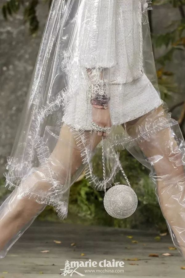 跟GD和表姐来到香奈儿“水帘洞”，看完我开始期待下雨天！