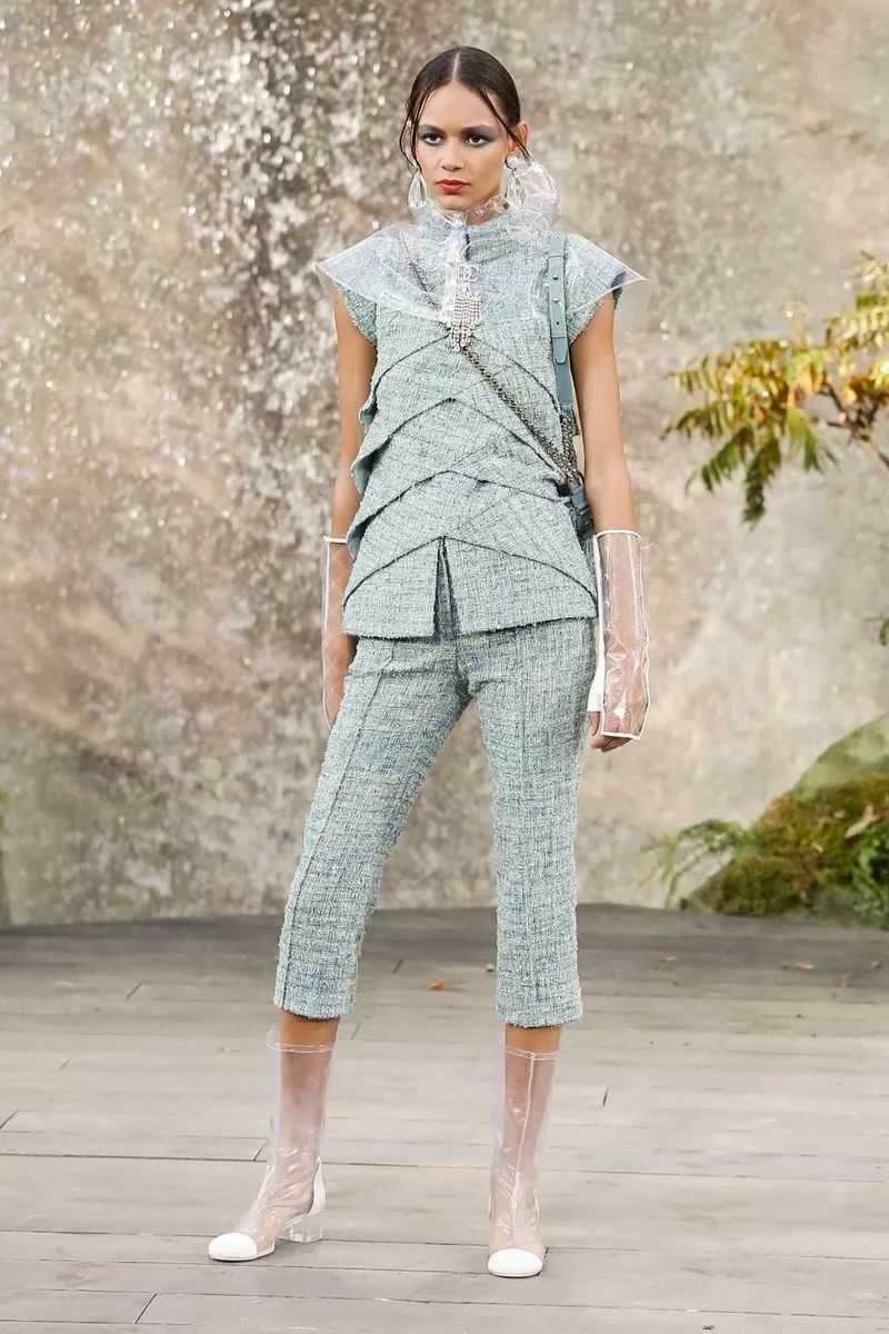 叹为观止！香奈儿把瀑布搬到了大皇宫！猜猜刘雯最近朋友圈发了什么？