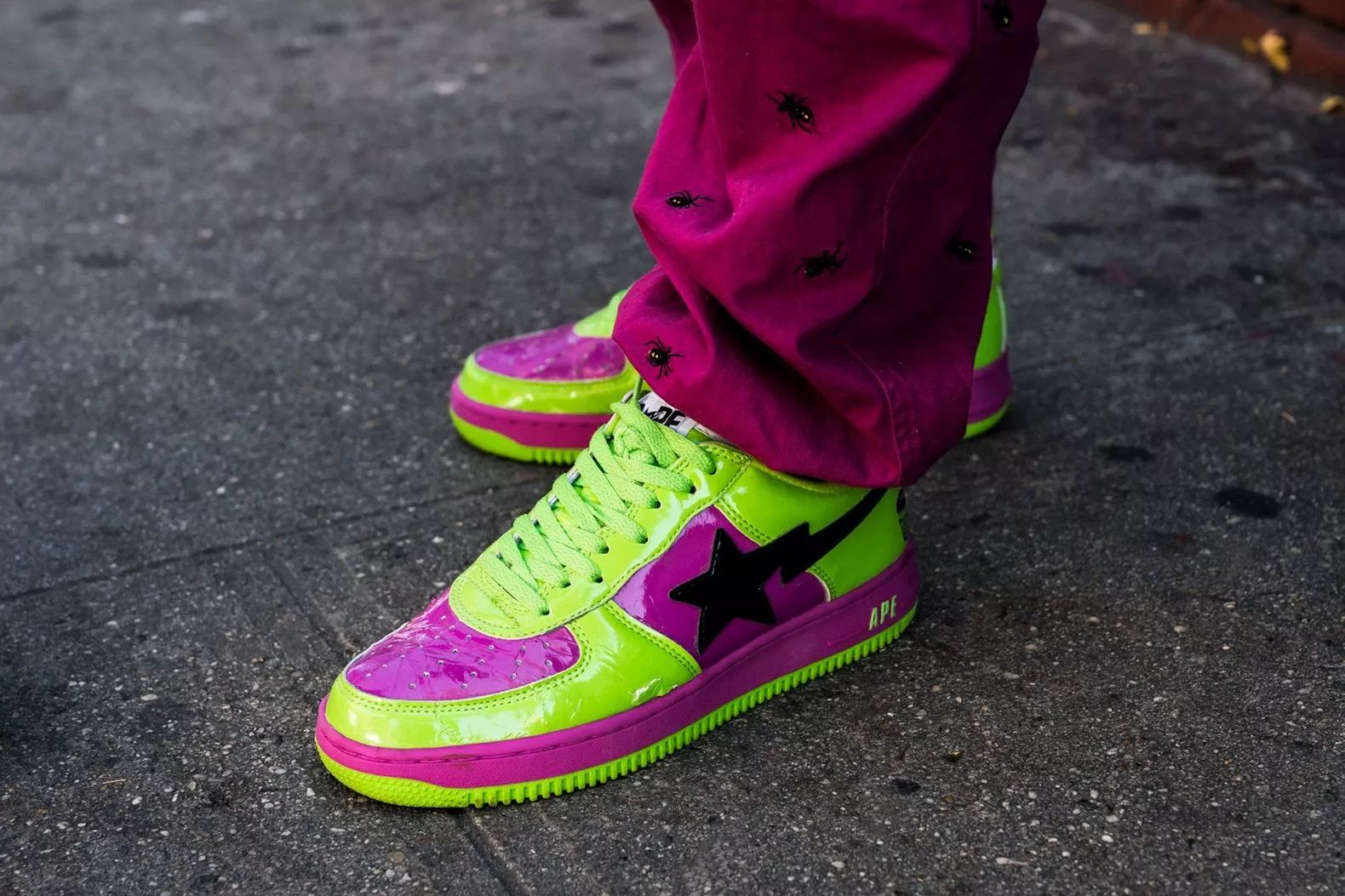 潮牌｜Supreme布鲁克林店外，一大片“人民币”满街走！