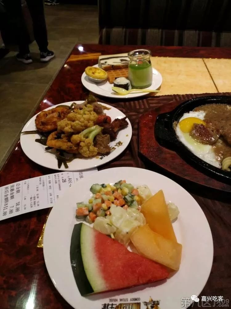 网友说｜点一份牛排竟能免费吃几十道菜，还有这种好事？