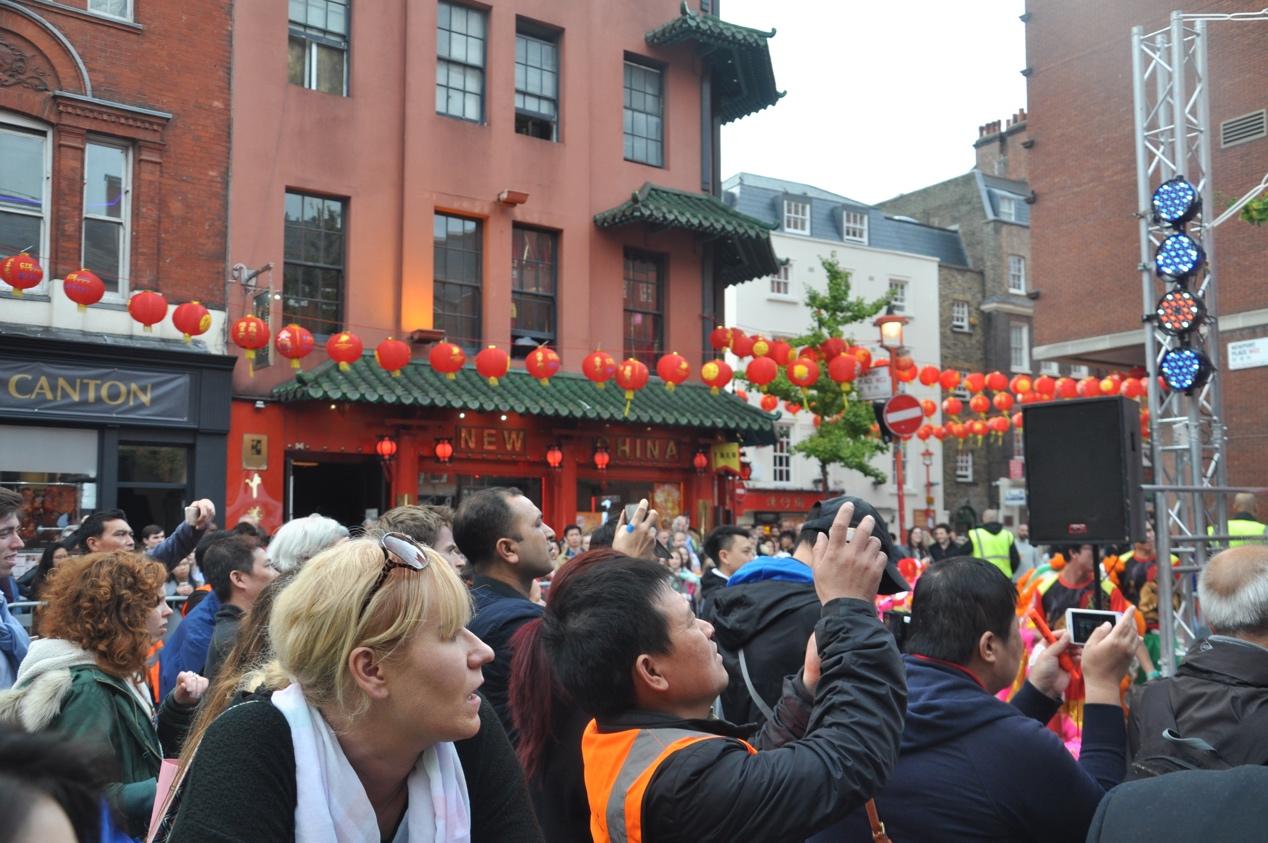 伦敦华埠庆中秋锣鼓喧天唐人街
