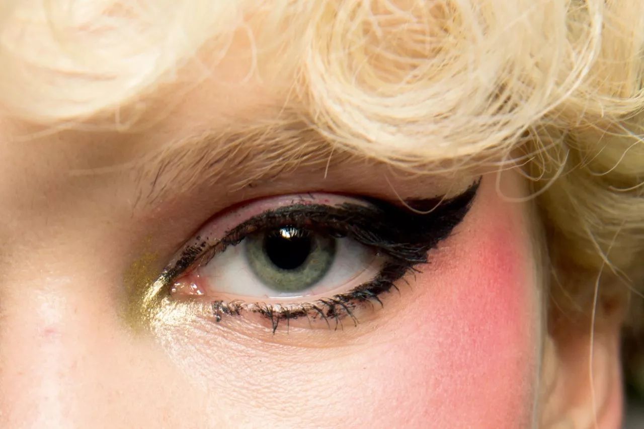 眼线怎么画好看又粗又黑 (看着很野的眼线怎么画)