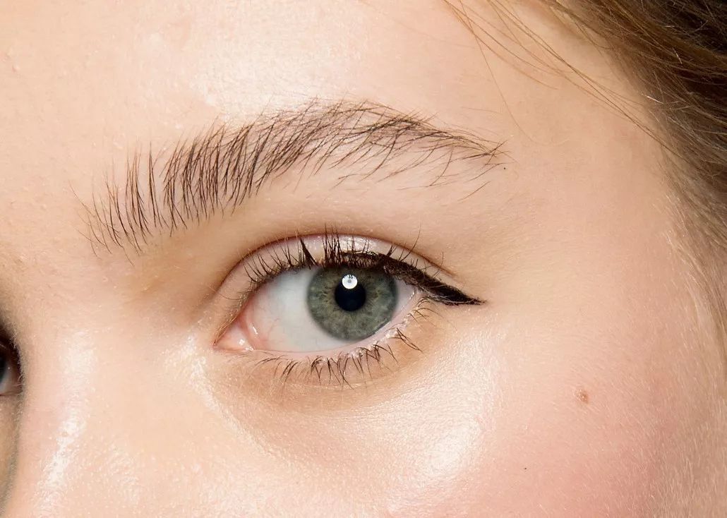 眼线怎么画好看又粗又黑 (看着很野的眼线怎么画)