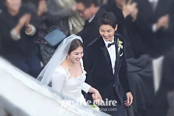 宋慧乔乔妹穿搭蓝色吊带裙,宋慧乔乔妹什么风格都能驾驭