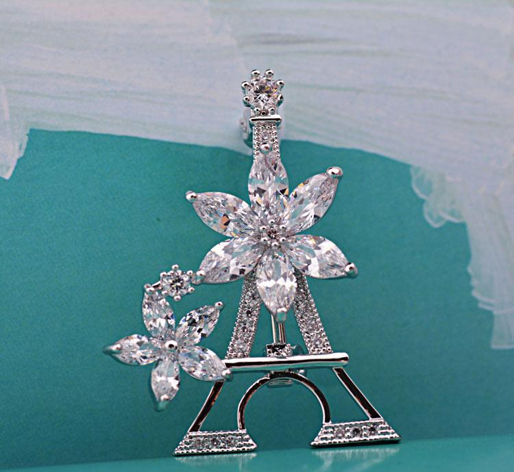 锆石是宝石的一种，由于像极了钻石，所以备受大众青睐，锆石胸光彩夺目是时尚的饰品之一，快来一起欣赏哦