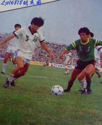 哪位踢足球比较厉害,目前中国踢足球最好的球员