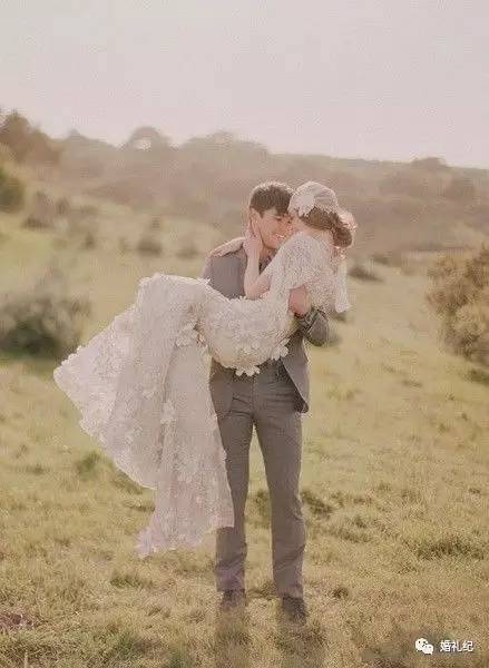 摄影师亲手教新人摆婚纱照造型,6种必拍的婚纱照风格