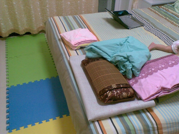 几个月宝宝摔下床吓到会发烧吗,几个月的宝宝掉下床