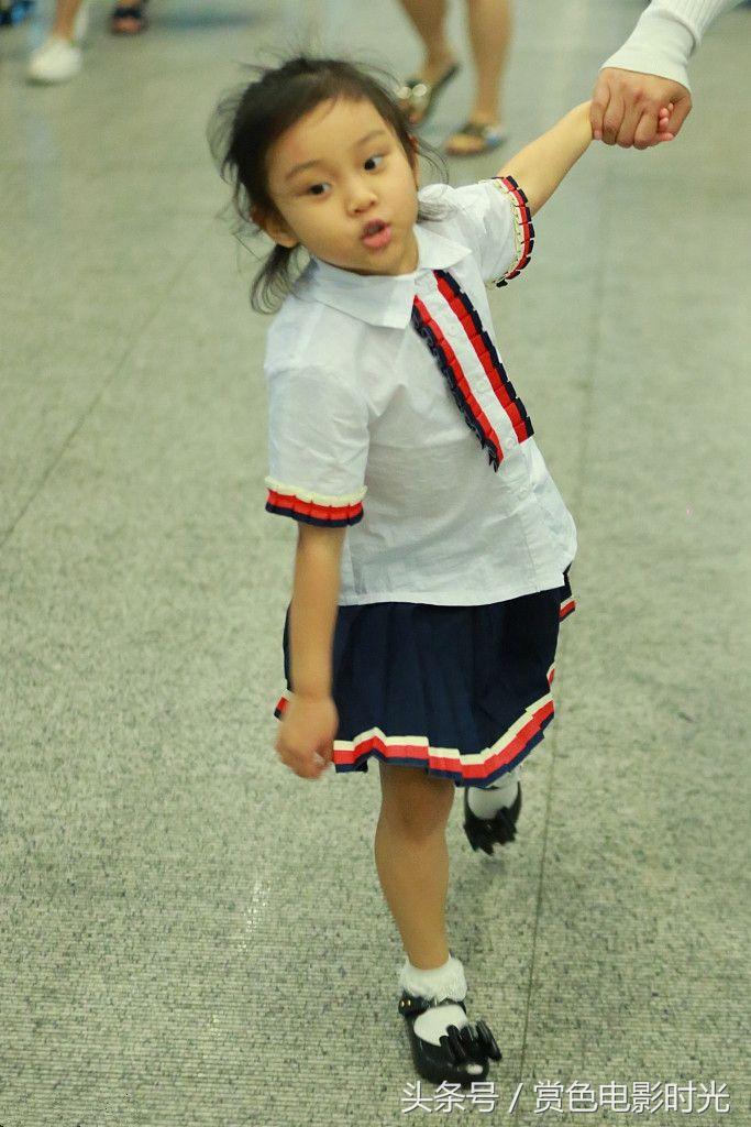 李小璐和甜馨亲子装现身,李小璐甜馨游玩