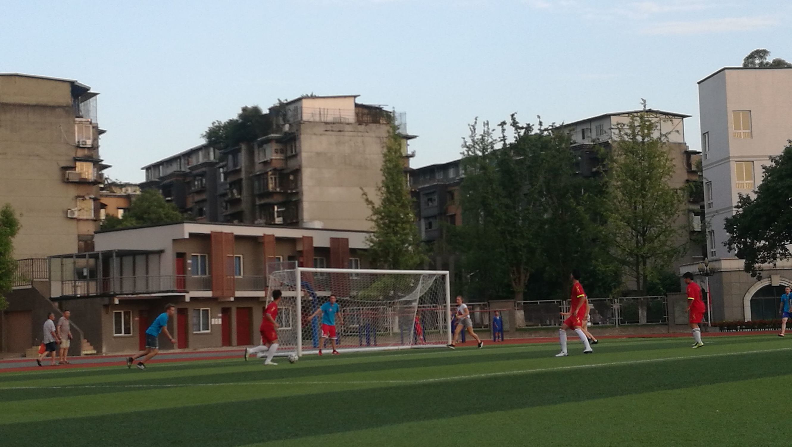 这个闰六月的夏天，成都十八中和德、意两国中学生用一场球赛成了朋友