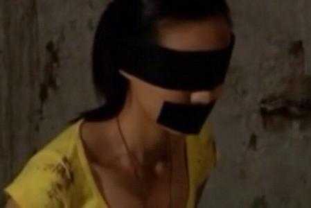 她被前男友追杀被陌生男子救下,女人被前男友绑架现男友来救