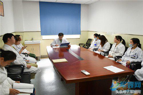 并肩共战的夫妻,并肩作战的战友夫妻