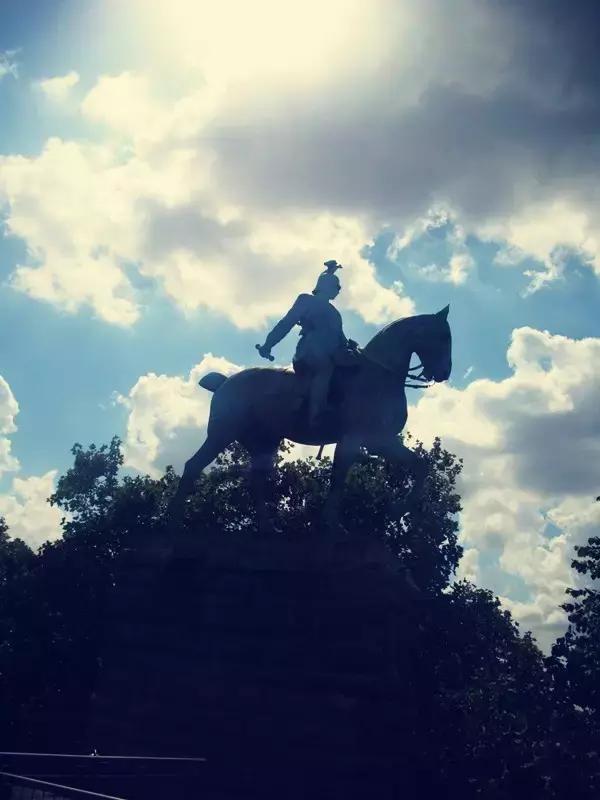 上帝视角俯瞰德国科隆大教堂,德国科隆大教堂效果图