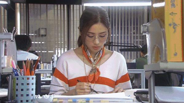 穿了一次的衣服放回衣柜还要洗吗,只穿过一次的衣服发黄