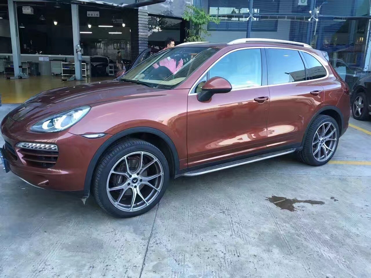 你的家车改了没买菜车保时捷卡宴升级21寸大V轮毂加哈曼EVO宽体包围，猜下改了多少钱