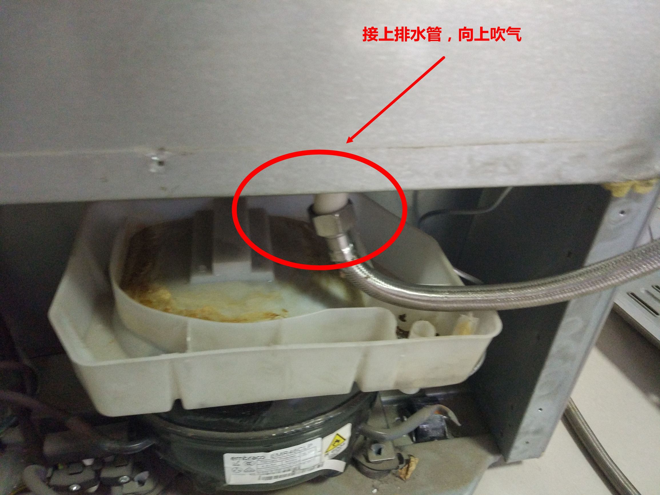 冰箱冷藏室积水反复维修不好,冰箱冷藏室底部积水是怎么回事