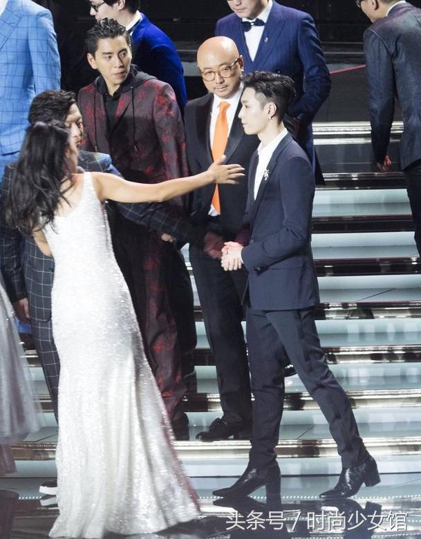 鹿晗小井的蕾丝衫张翰的渔网袜,不是战狼依然够帅