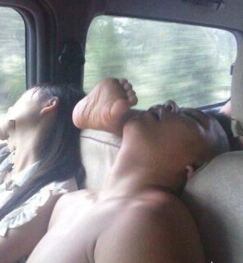 理发师失误把客人剃秃了,理发师不小心剃光了一块怎么办