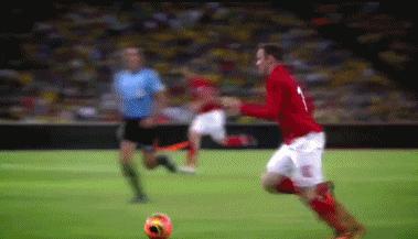 足球加上摇摆的特效,足球特效动图