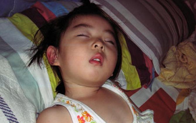 五岁女儿夹紧双腿扭动，检查后妈妈悔不当初，原因居然是平时的穿着问题