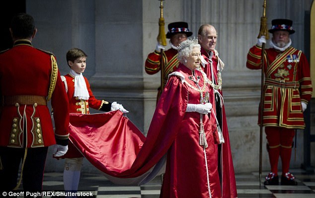 曾给女王拎披风的小正太，最近发了一张自拍，看看人家的十八岁