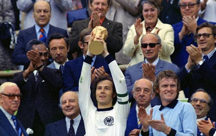 足球史上最伟大十大边锋,史上最伟大球王梅西