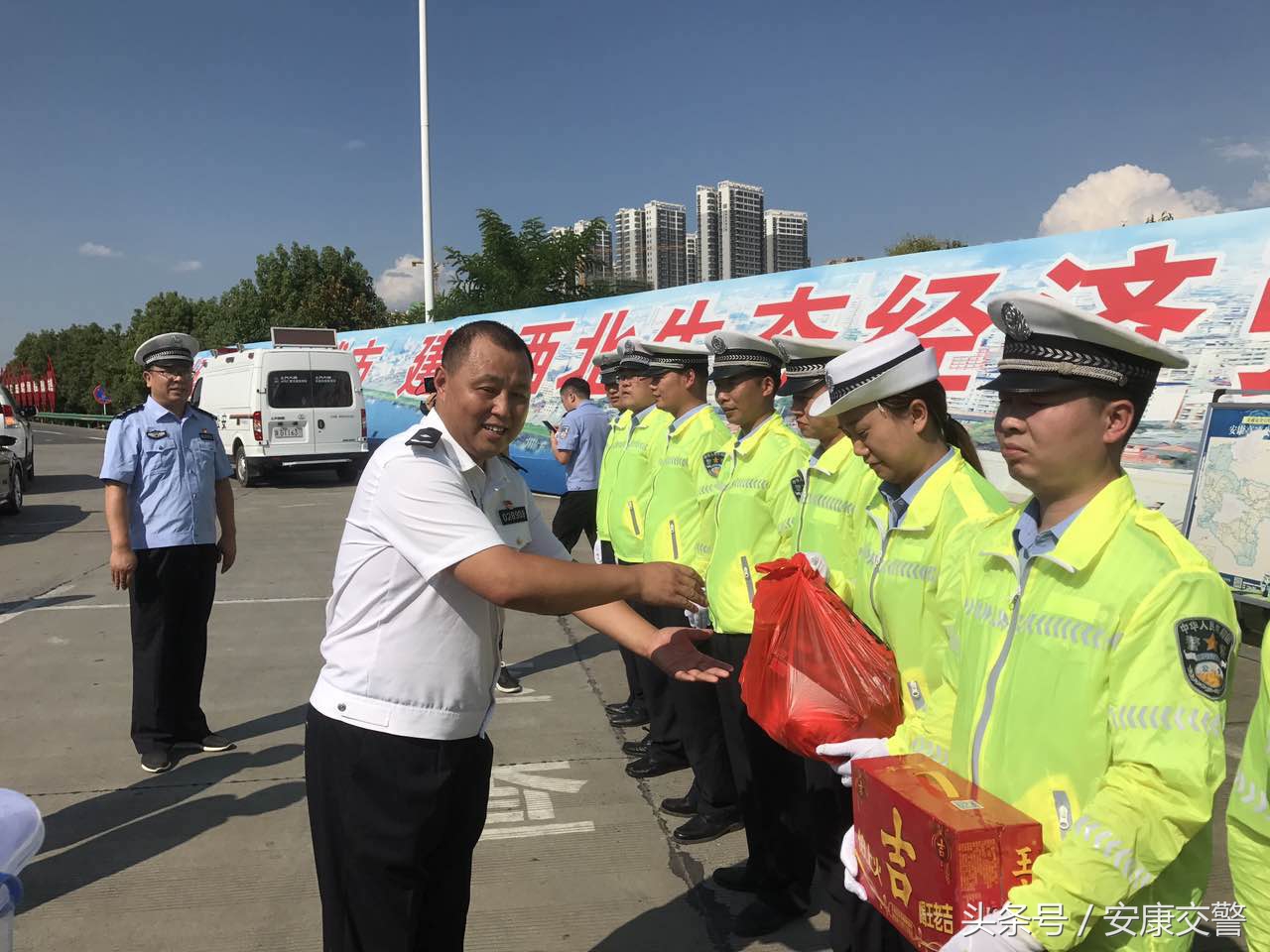 政府领导看望慰问一线执勤人员,公安局长慰问雨中执勤交警