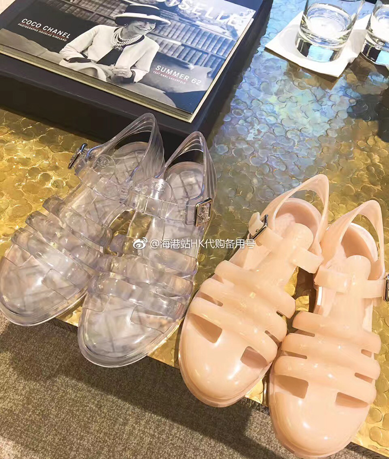 香奈儿卖价4000块一双的塑料凉鞋！竟然跟我童年时候9块钱一双的一样一样的