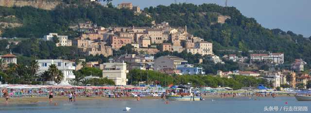 意大利海滩小镇“六月飞雪”,游客却纷纷表示很舒服