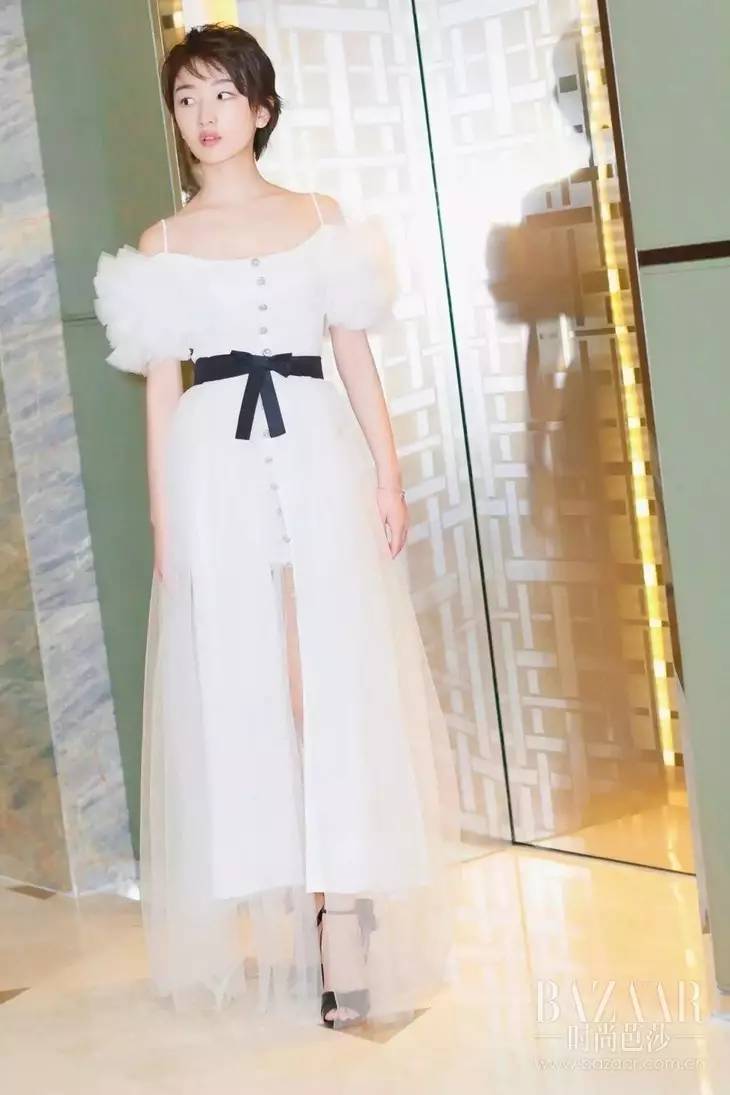 你穿一字肩膀子大?周冬雨她们的吊带款就能这么瘦,到底怎回事?
