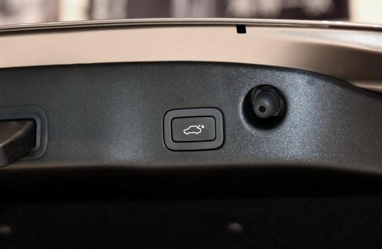 捷豹xjl四驱全景商务版落地多少钱,一步到位买suv