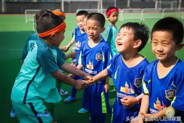 如何跟孩子一起踢足球,怎么才能让孩子爱上足球