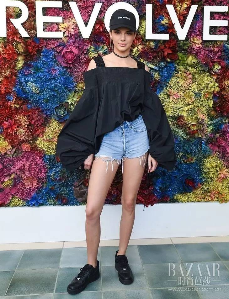 你穿一字肩膀子大?周冬雨她们的吊带款就能这么瘦,到底怎回事?