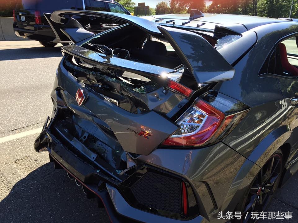 思域汽车被追尾后备箱变形,70多万新款思域