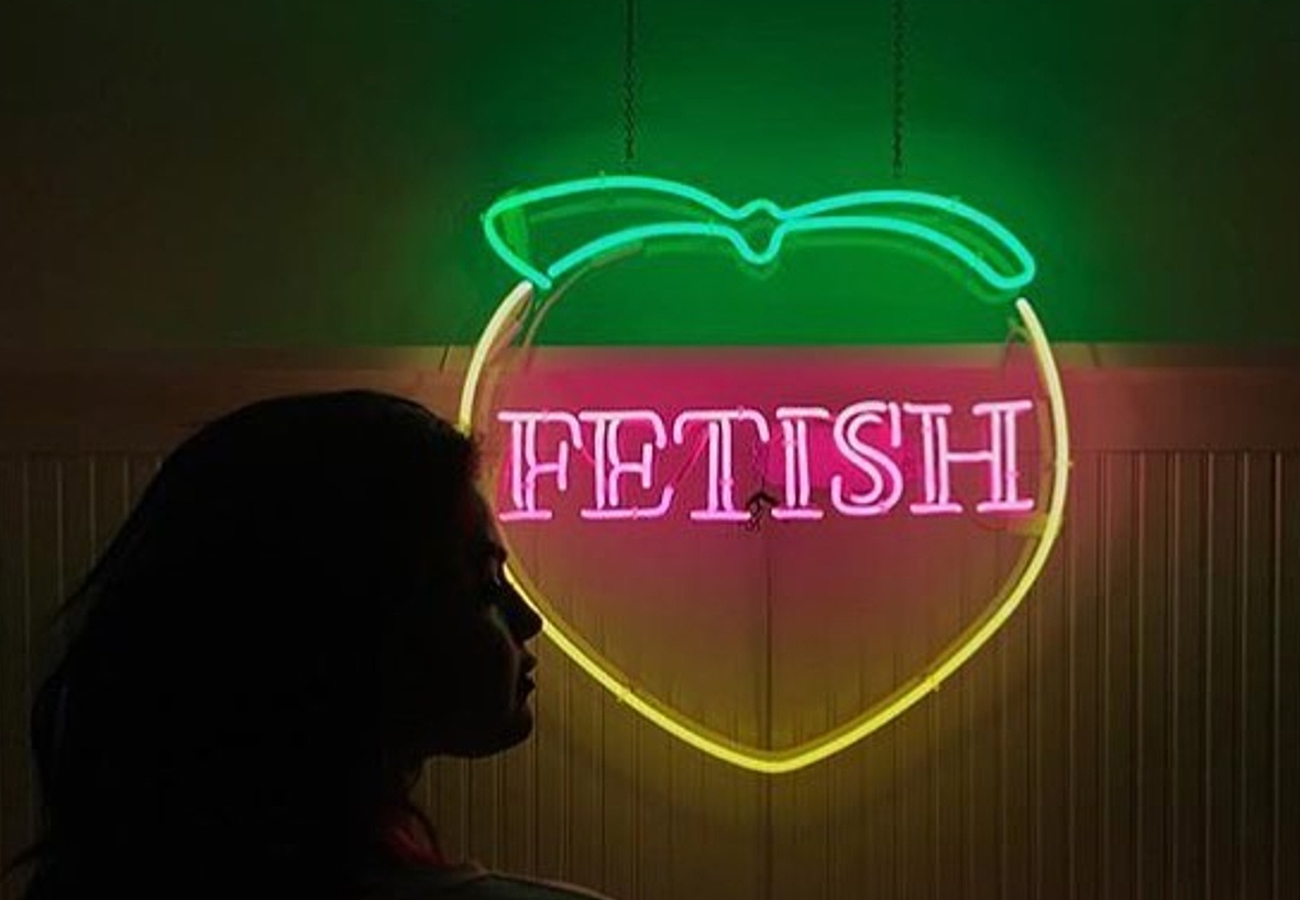 艺术家画的“桃子”很美：有两瓣圆鼓鼓蜜桃的隐喻