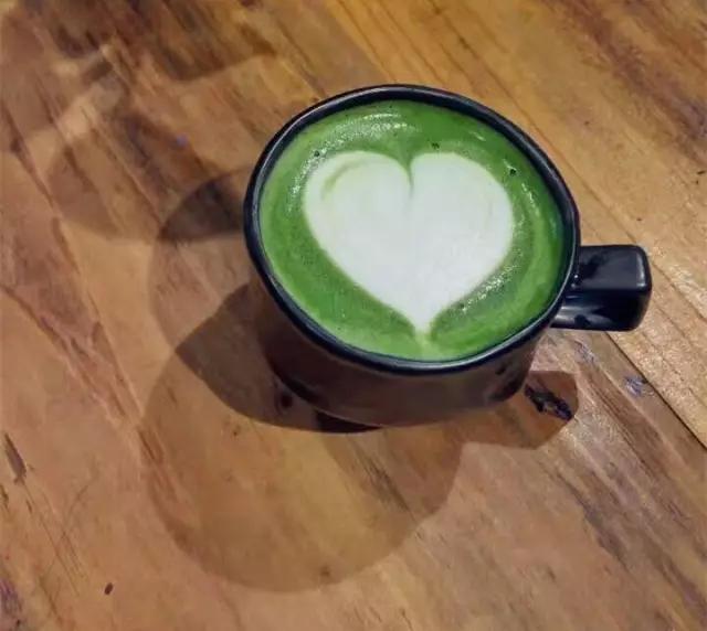 他辞去国企高管工作，把独立电影社搬进可以画画、喝咖啡的美术馆