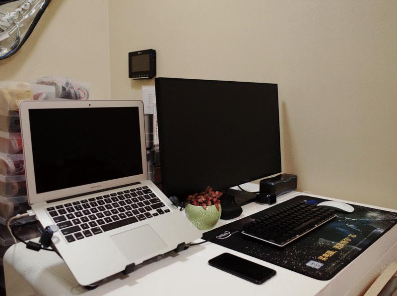 当笔记本*党**一直以为mac就是机制的时候，一定是忽略了显示器还有这样一种打开方式，外挂显示器的完整体验