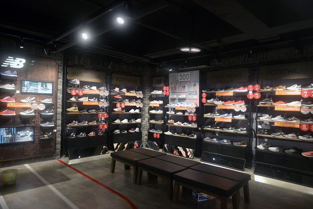 夏季旅游攻略中必不可少的装备,在南坪商都可以一站备齐