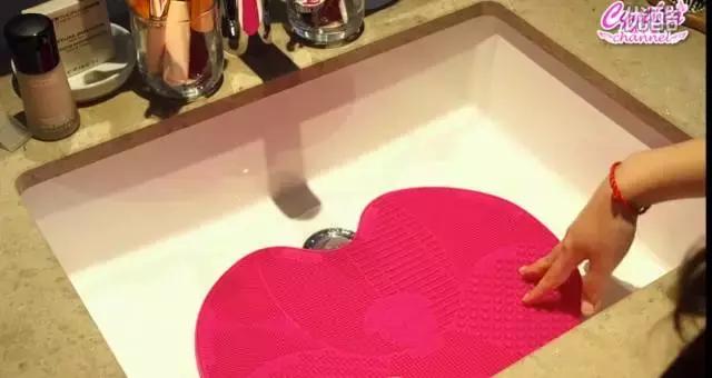 长期不清洗的化妆刷爆痘,化妆刷不干净会长痘吗