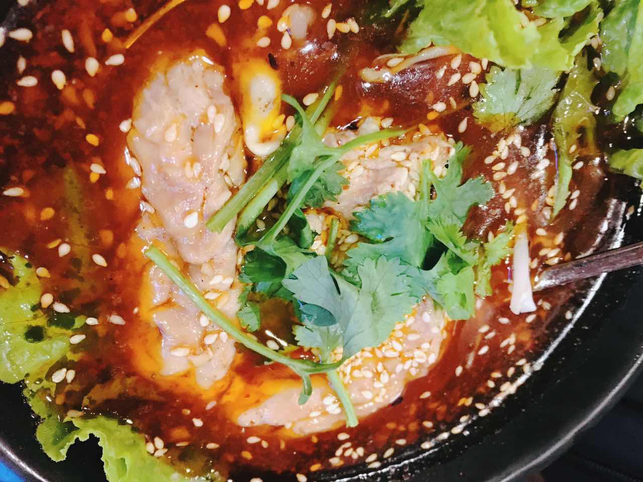 脚步丈量风情,在北京胡同里遇见嘻嘻辣串儿啤—嘻嘻辣东直门店记