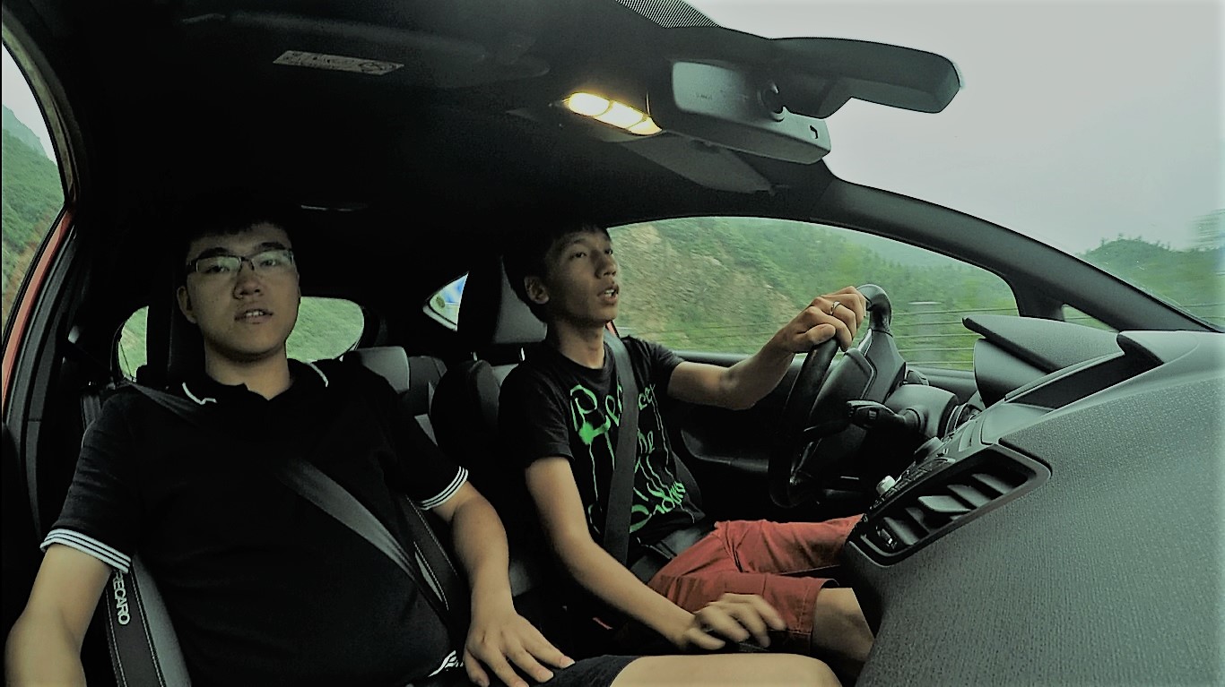 MT、布座椅、没加热、天窗、导航，偏执的选择——嘉年华ST！