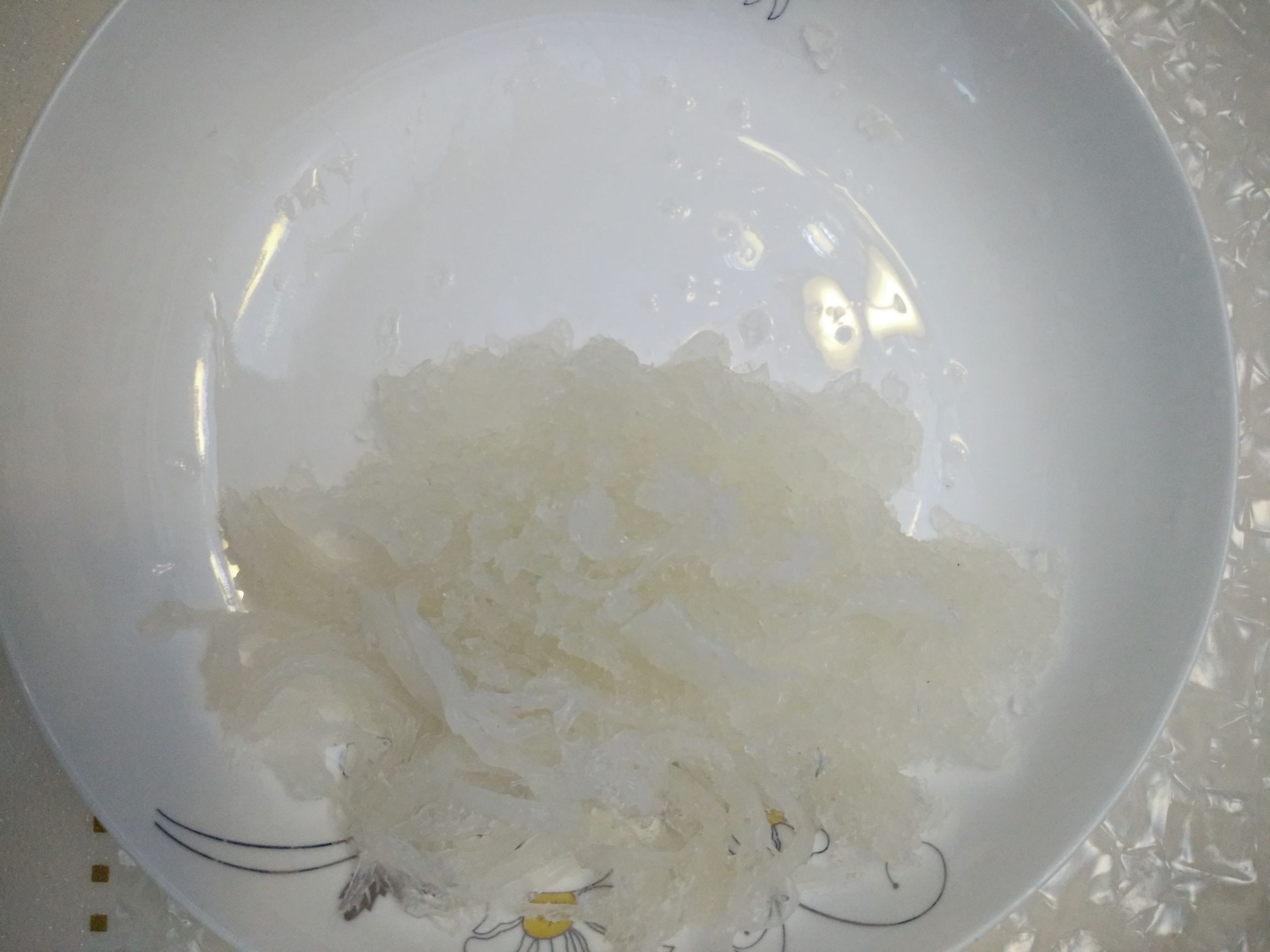 当你发现泡发的燕窝里有很多细小的毛毛挑不干净吃下去又觉得膈应时怎么办？教你两招，轻松搞定