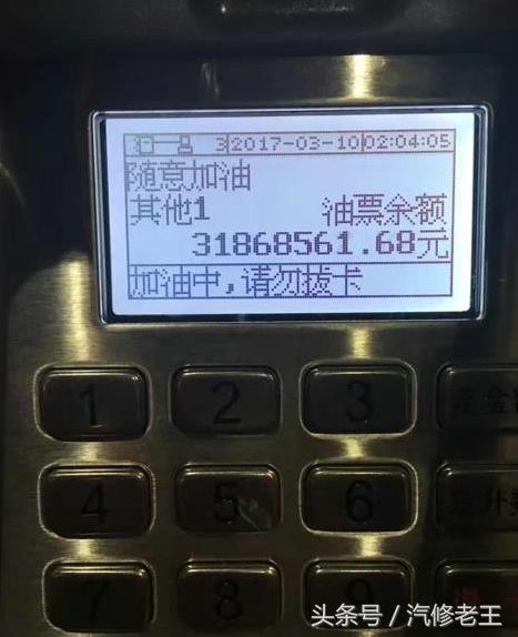 天上下着蒙蒙小雨,这宝马敞篷车挺有个性,披着1张破塑料纸就上路了