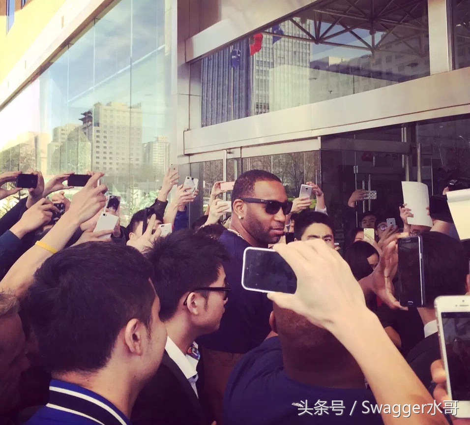 篮球界乔丹科比詹姆斯3个巨星,科比詹姆斯乔丹一起打篮球的视频