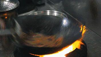 摸着良心讲，昆明关上某饭店，虾肉好吃到甩市区饭店10多条街